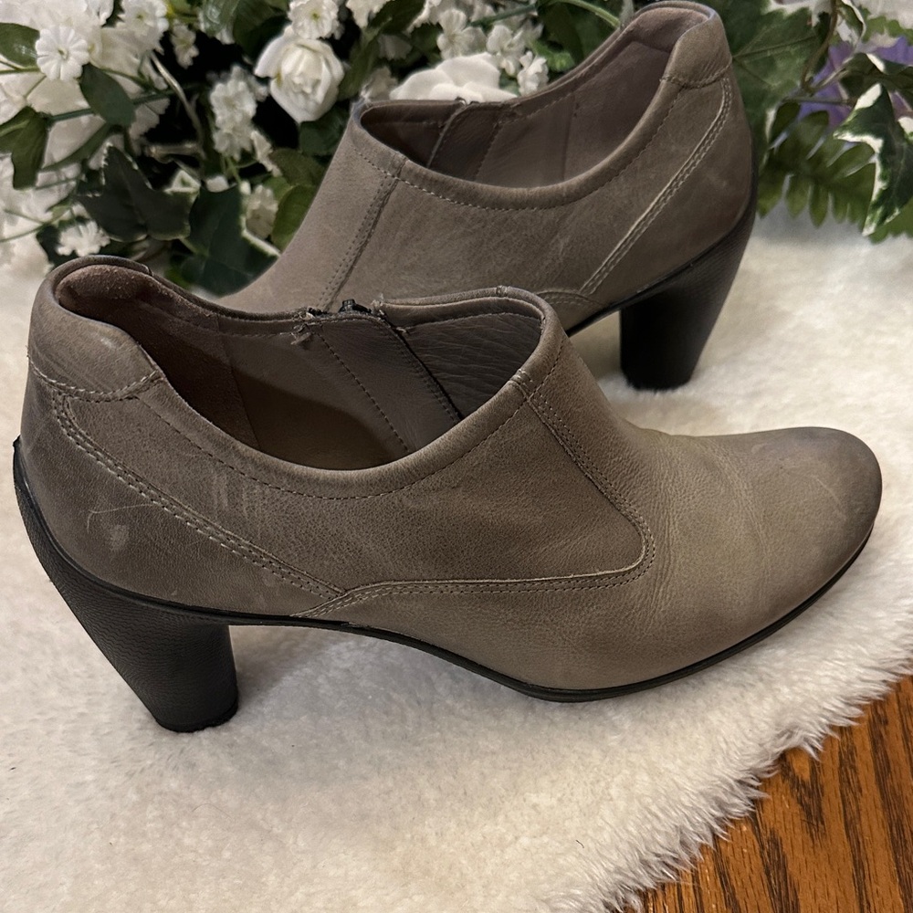 Ecco heeled shoes